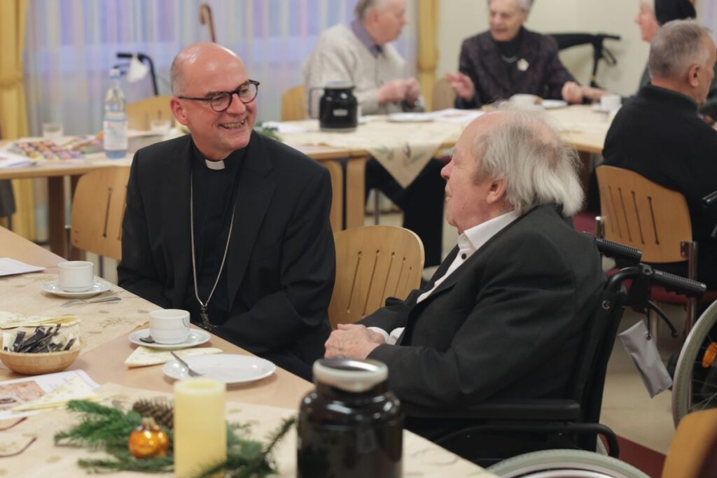 © Kerstin Schmeiser-Weiß (POW) | Eine vorweihnachtliche Andacht hat Bischof Dr. Franz Jung mit Ruhestandspriestern im Caritas-Seniorenzentrum Sankt Thekla in Würzburg gefeiert. Im Anschluss nahm er sich Zeit für persönliche Gespräche.