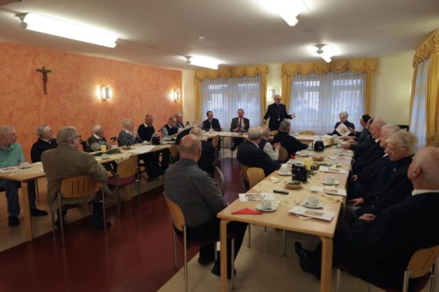 © Kerstin Schmeiser-Weiß (POW) | Eine vorweihnachtliche Andacht hat Bischof Dr. Franz Jung mit Ruhestandspriestern im Caritas-Seniorenzentrum Sankt Thekla in Würzburg gefeiert. Im Anschluss nahm er sich Zeit für persönliche Gespräche. © Kerstin Schmeiser-Weiß (POW) | Eine vorweihnachtliche Andacht hat Bischof Dr. Franz Jung mit Ruhestandspriestern im Caritas-Seniorenzentrum Sankt Thekla in Würzburg gefeiert. Im Anschluss nahm er sich Zeit für persönliche Gespräche.