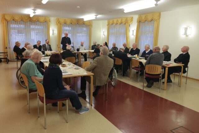 © Kerstin Schmeiser-Weiß (POW) | Eine vorweihnachtliche Andacht hat Bischof Dr. Franz Jung mit Ruhestandspriestern im Caritas-Seniorenzentrum Sankt Thekla in Würzburg gefeiert. Im Anschluss nahm er sich Zeit für persönliche Gespräche. © Kerstin Schmeiser-Weiß (POW) | Eine vorweihnachtliche Andacht hat Bischof Dr. Franz Jung mit Ruhestandspriestern im Caritas-Seniorenzentrum Sankt Thekla in Würzburg gefeiert. Im Anschluss nahm er sich Zeit für persönliche Gespräche.