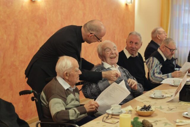 © Kerstin Schmeiser-Weiß (POW) | Eine vorweihnachtliche Andacht hat Bischof Dr. Franz Jung mit Ruhestandspriestern im Caritas-Seniorenzentrum Sankt Thekla in Würzburg gefeiert. Im Anschluss nahm er sich Zeit für persönliche Gespräche. © Kerstin Schmeiser-Weiß (POW) | Eine vorweihnachtliche Andacht hat Bischof Dr. Franz Jung mit Ruhestandspriestern im Caritas-Seniorenzentrum Sankt Thekla in Würzburg gefeiert. Im Anschluss nahm er sich Zeit für persönliche Gespräche.