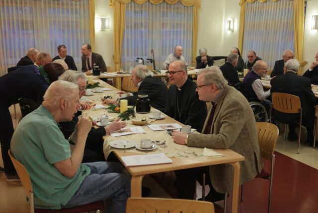 © Kerstin Schmeiser-Weiß (POW) | Eine vorweihnachtliche Andacht hat Bischof Dr. Franz Jung mit Ruhestandspriestern im Caritas-Seniorenzentrum Sankt Thekla in Würzburg gefeiert. Im Anschluss nahm er sich Zeit für persönliche Gespräche. © Kerstin Schmeiser-Weiß (POW) | Eine vorweihnachtliche Andacht hat Bischof Dr. Franz Jung mit Ruhestandspriestern im Caritas-Seniorenzentrum Sankt Thekla in Würzburg gefeiert. Im Anschluss nahm er sich Zeit für persönliche Gespräche.